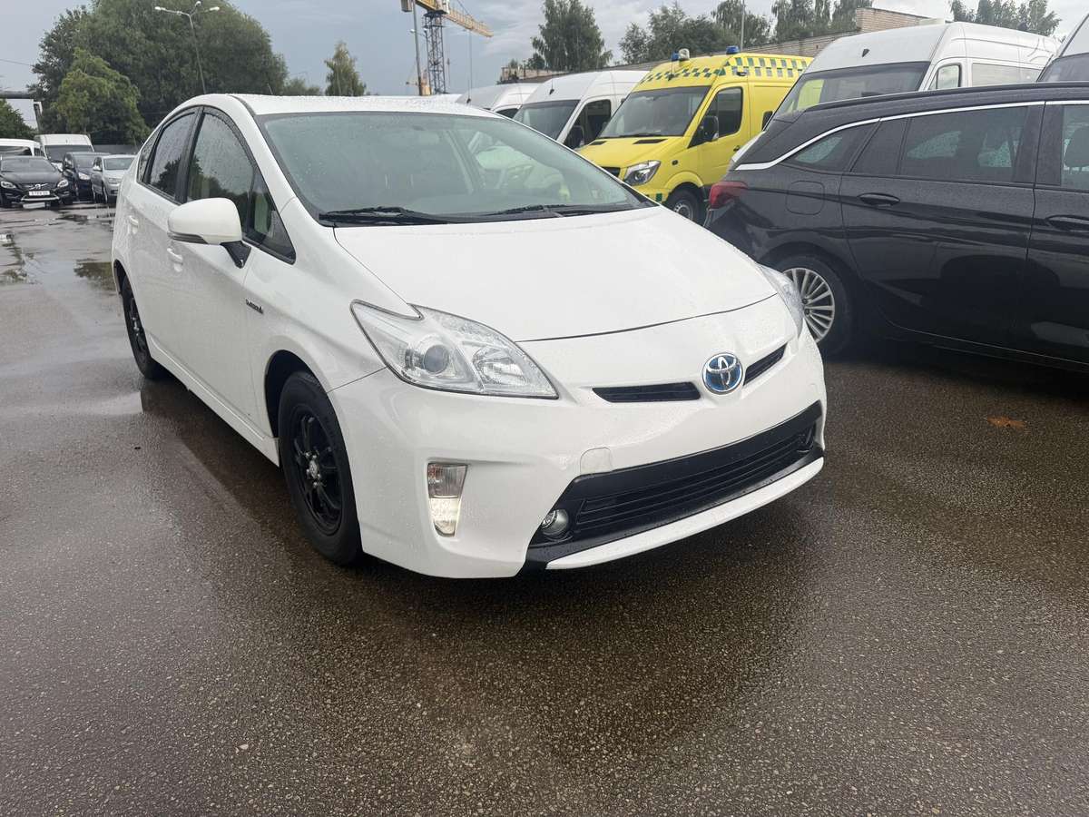 Toyota Prius 2012 — салон