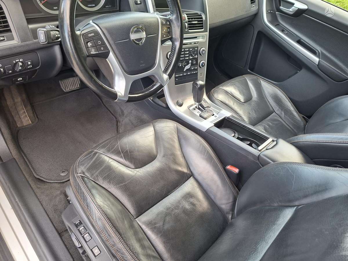 Volvo XC60 2010 — photo 17
