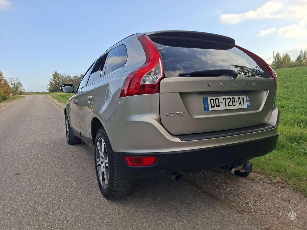 Volvo XC60 2010 — rear view