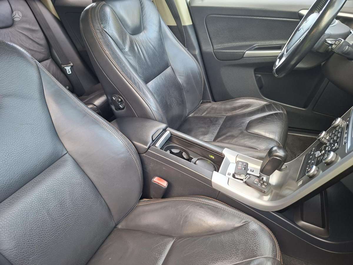 Volvo XC60 2010 — photo 25