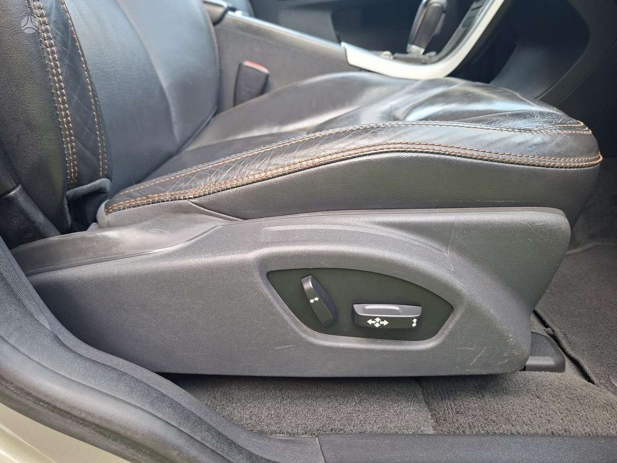 Volvo XC60 2010 — photo 27