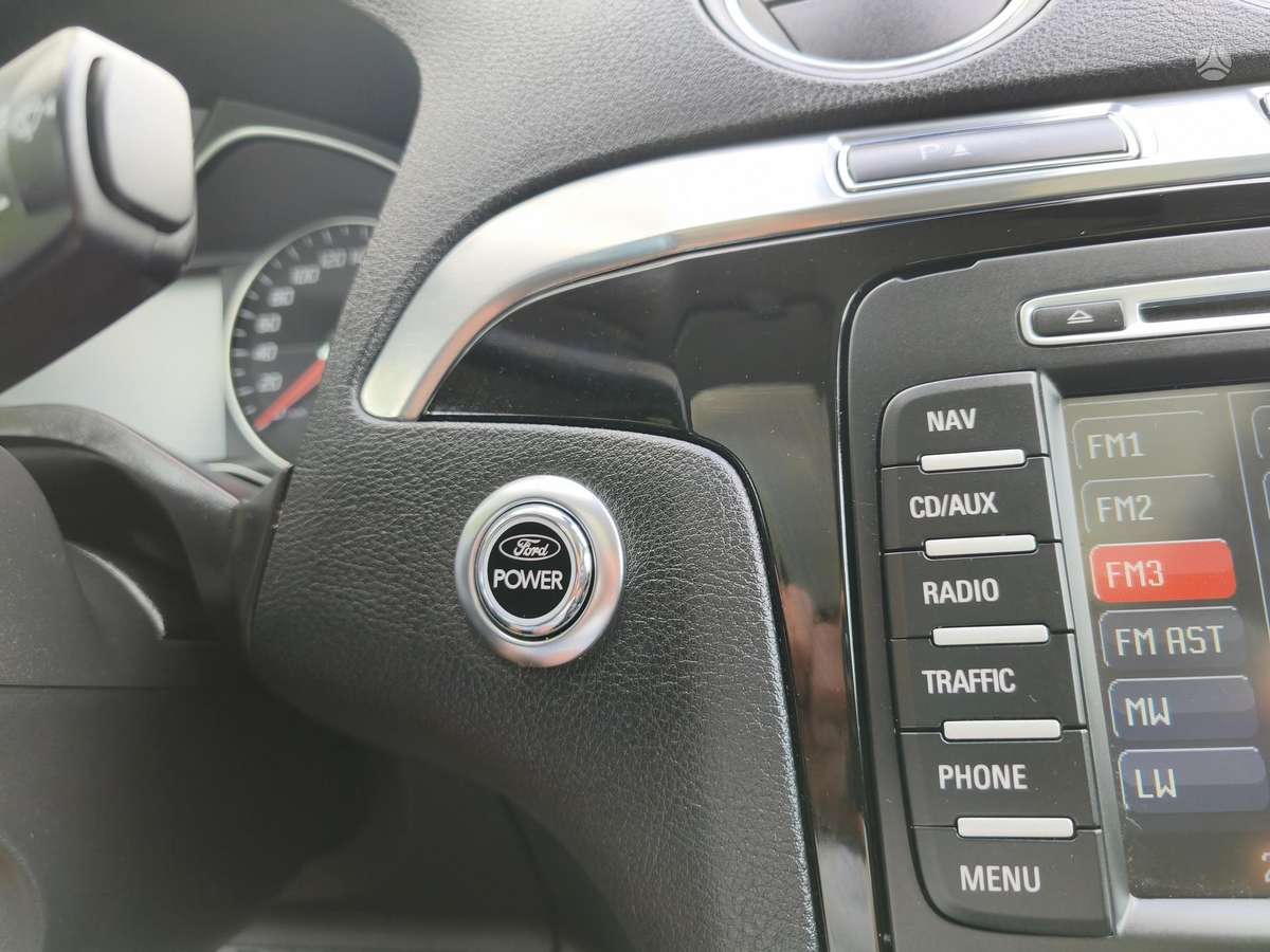 Ford Galaxy 2011 — photo 18