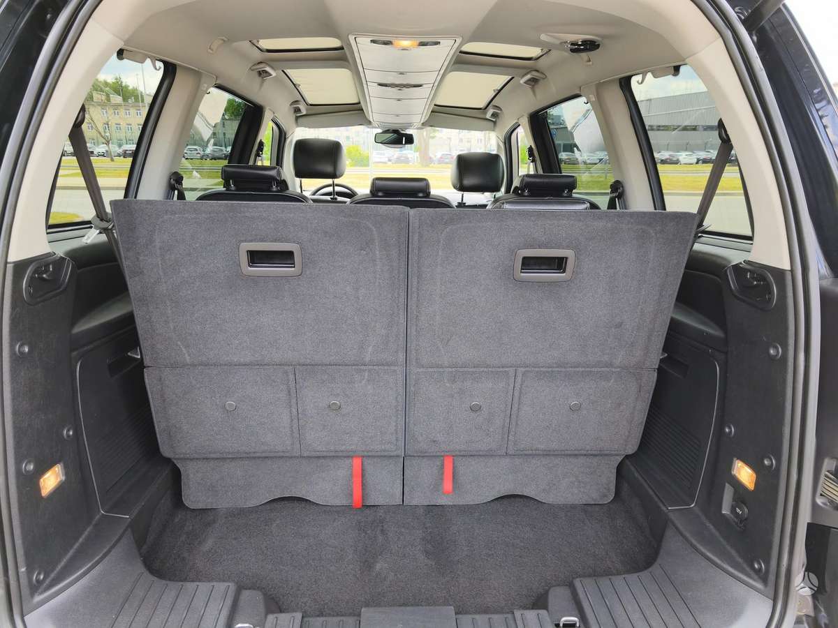 Ford Galaxy 2011 — photo 22