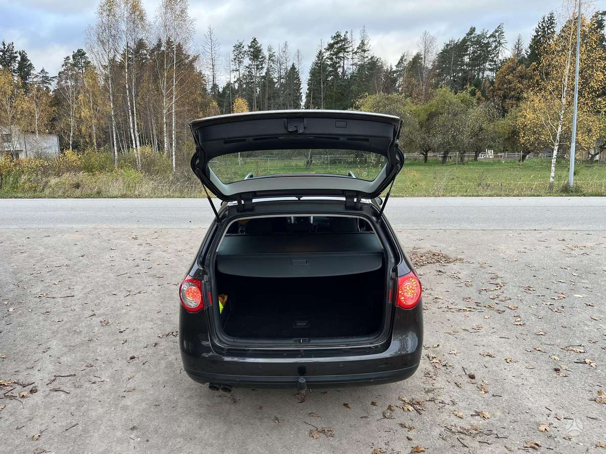 Volkswagen Passat 2009 — rear view