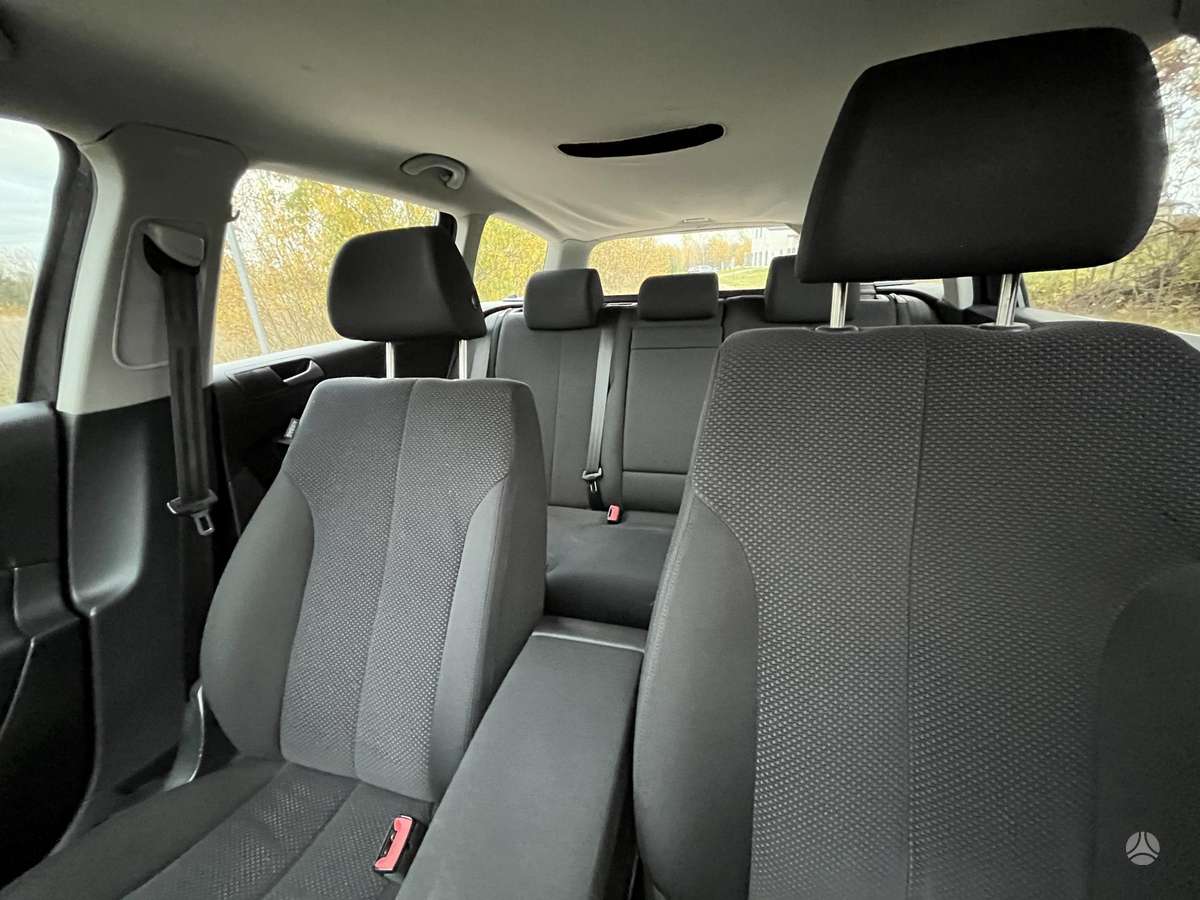Volkswagen Passat 2009 — interior
