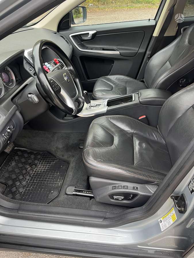 Volvo XC60 2012 — photo 11