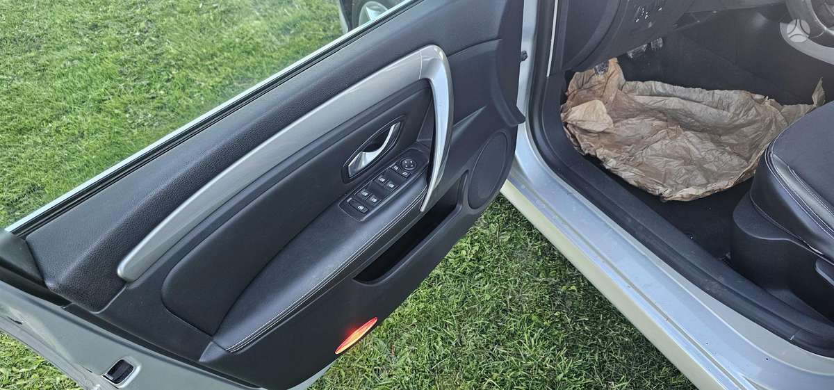 Renault Laguna 2011 — photo 11