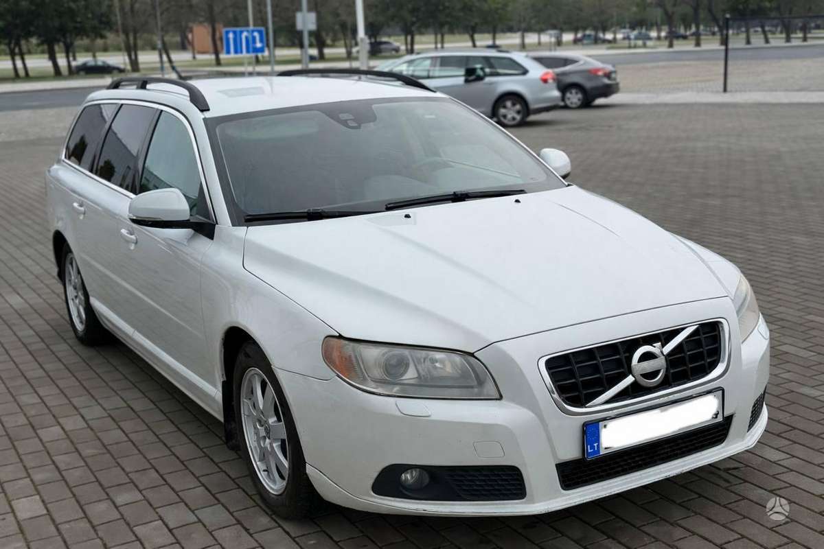 Volvo V70 2013 — rear view