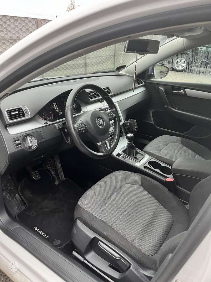 Volkswagen Passat 2011 — photo 10