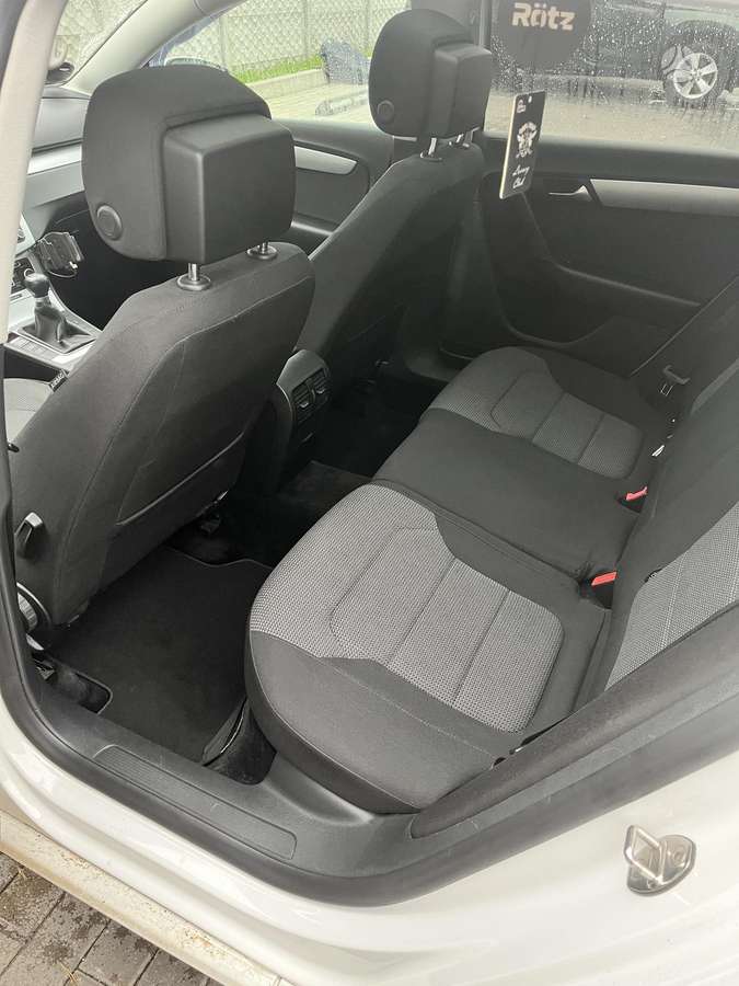Volkswagen Passat 2011 — photo 12