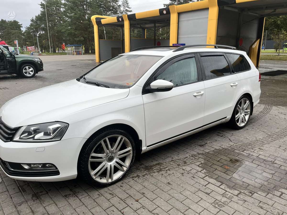 Volkswagen Passat 2011 — rear view