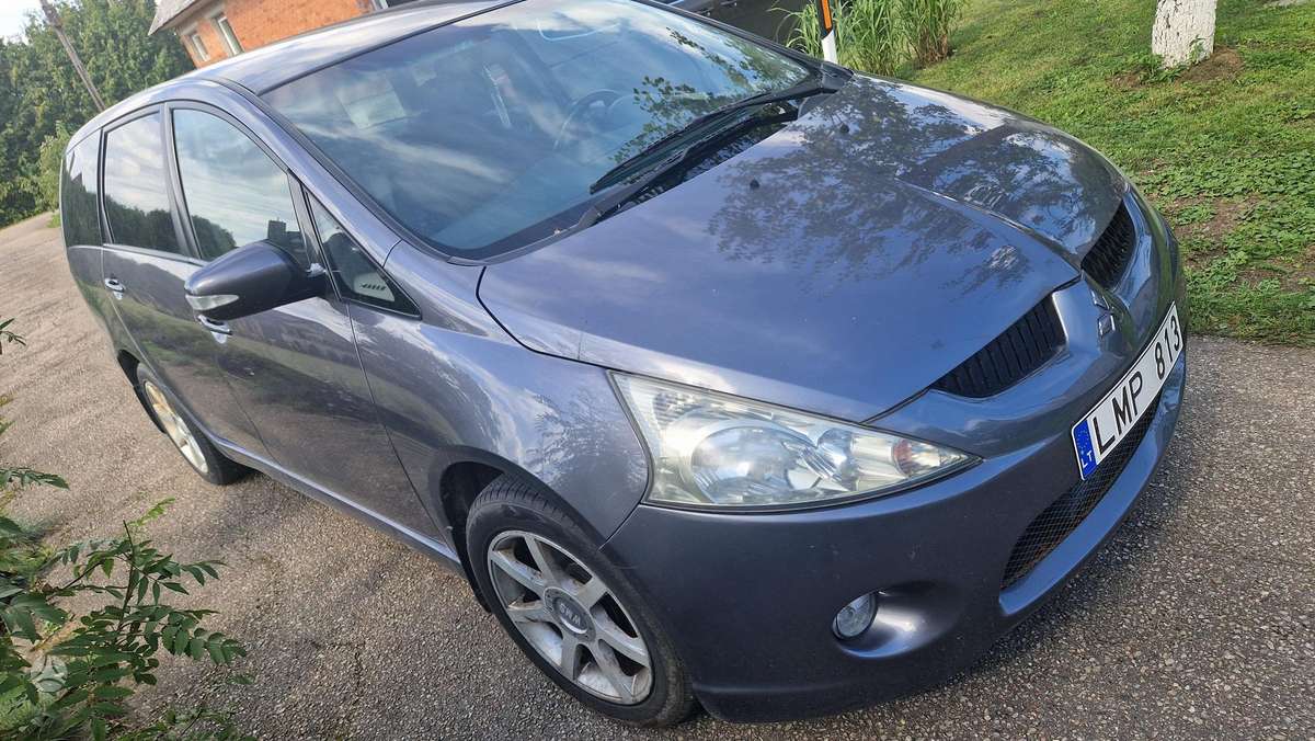 Mitsubishi Grandis 2010 — rear view