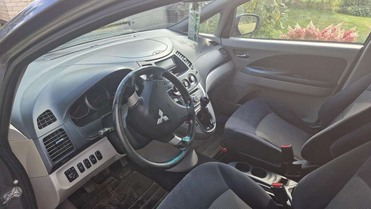 Mitsubishi Grandis 2010 — photo 5