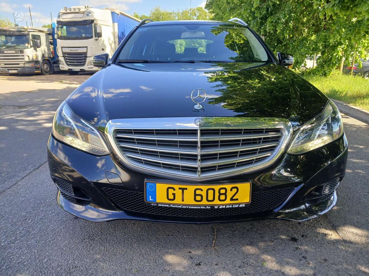 Mercedes-Benz E200 2015 — вигляд ззаду