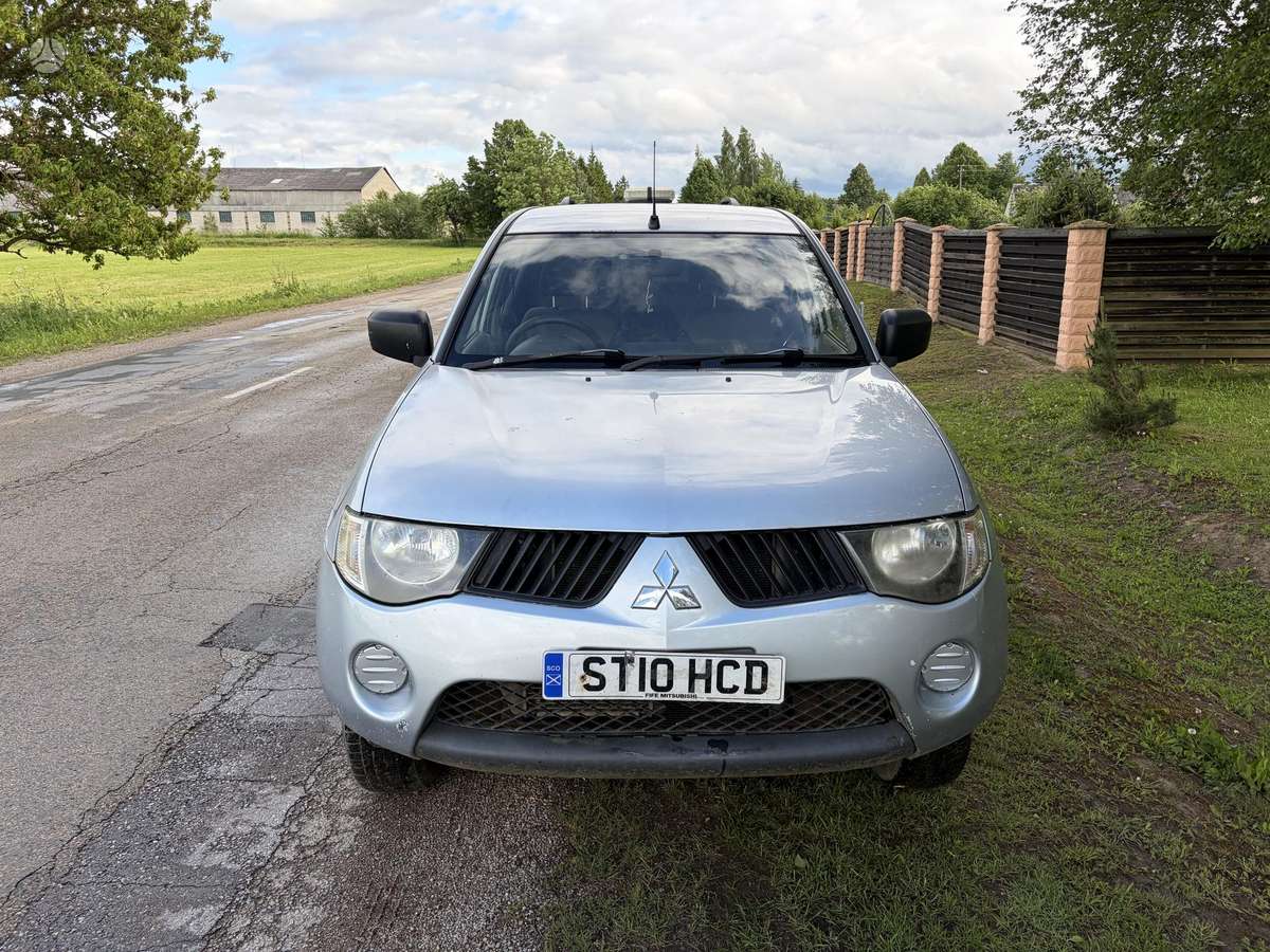 Mitsubishi L200 2010 — rear view