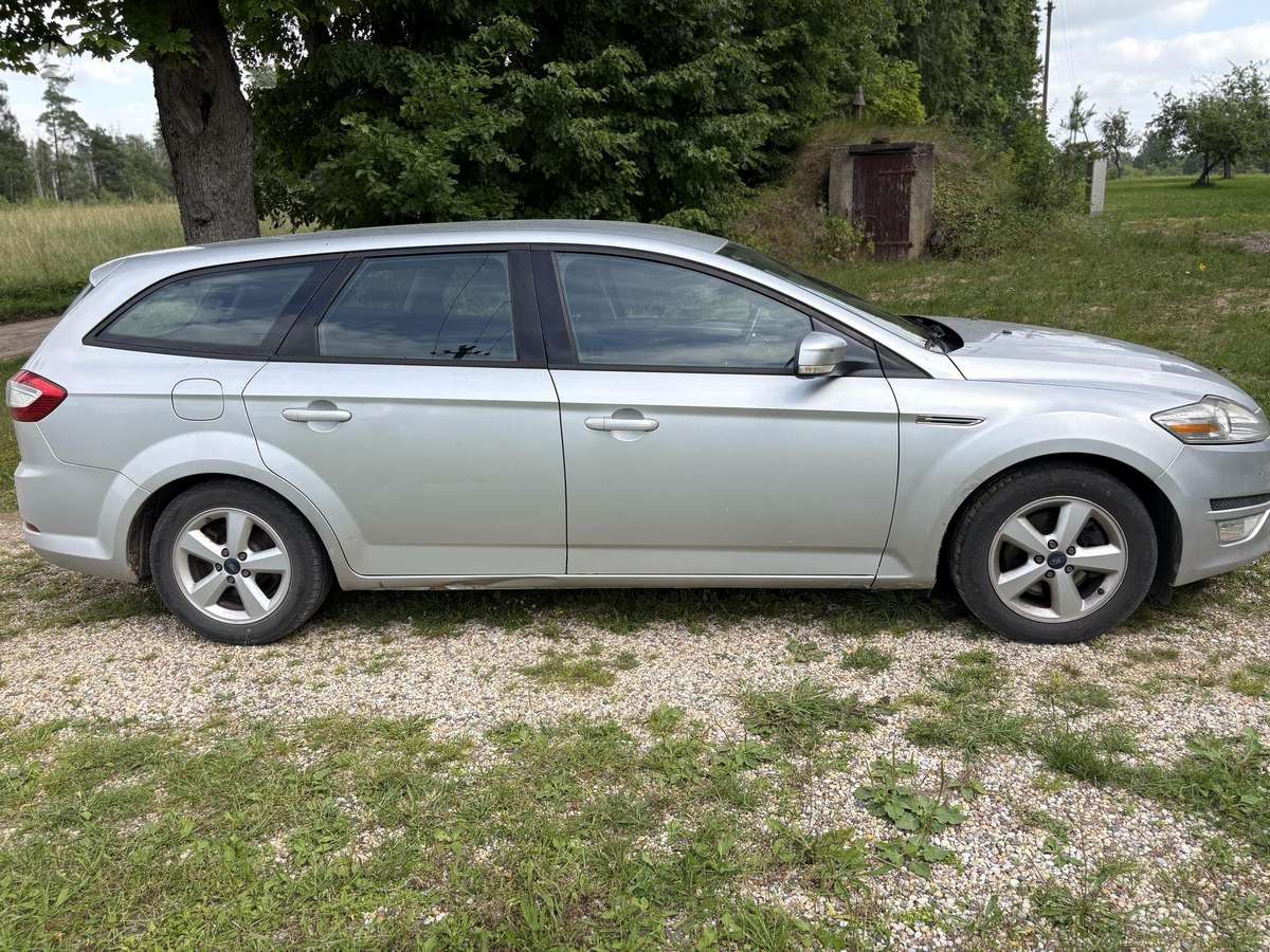 Ford Mondeo 2012 — interior