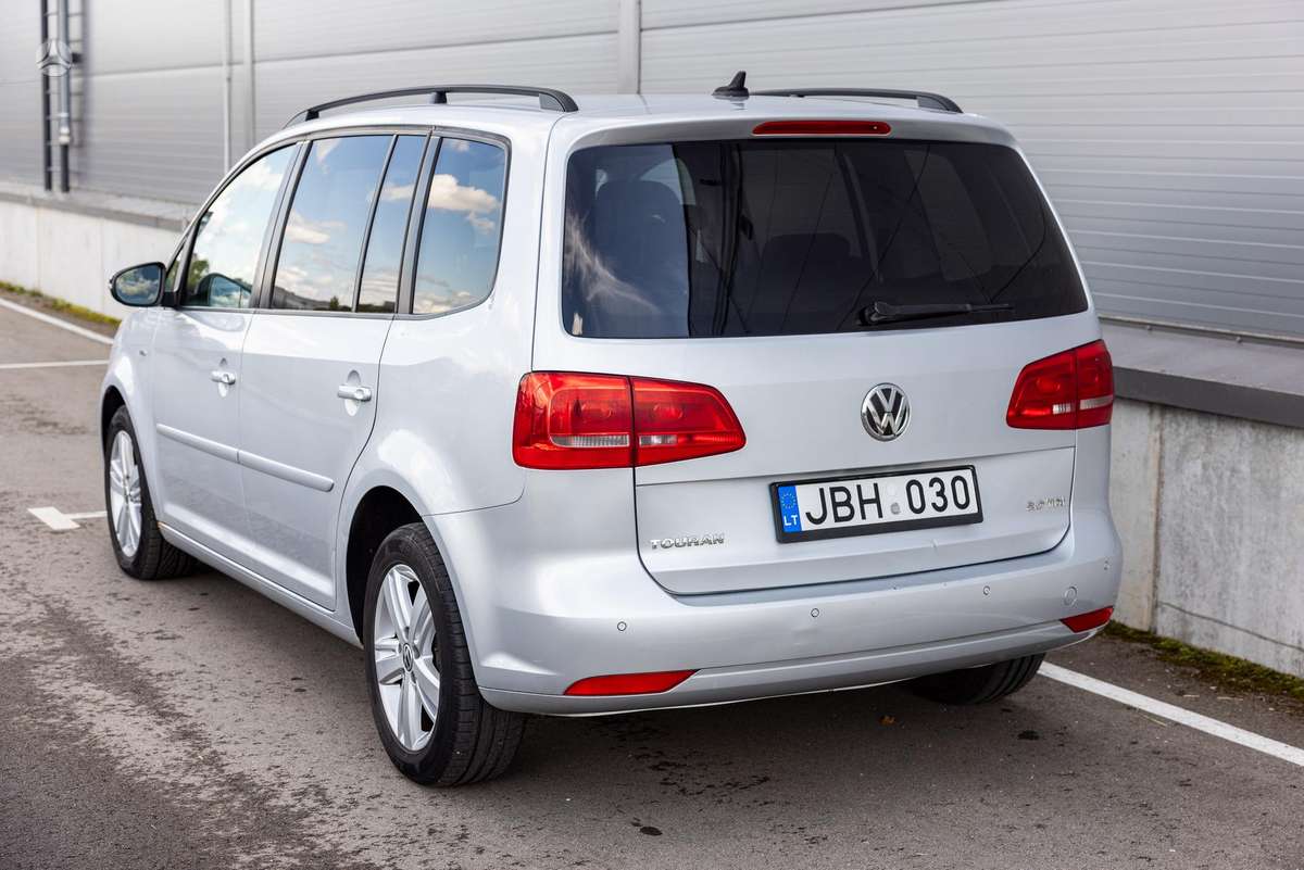 Volkswagen Touran 2012 — interior