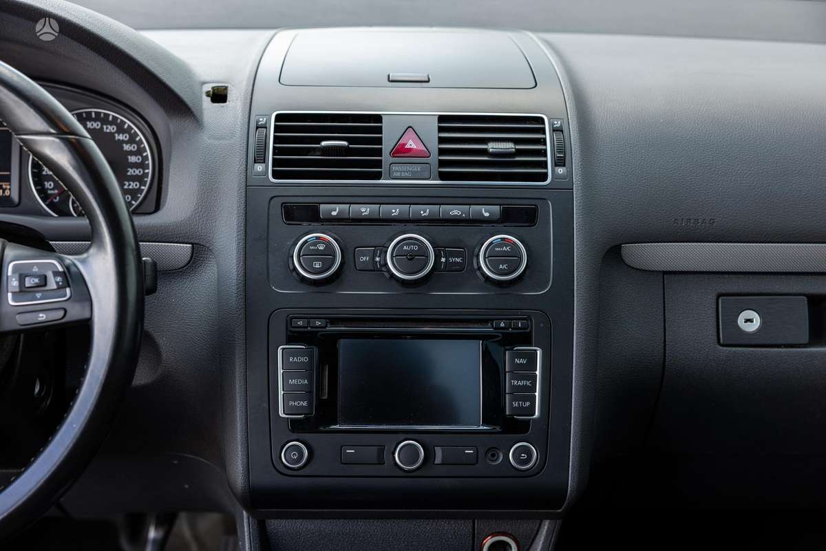 Volkswagen Touran 2012 — photo 9