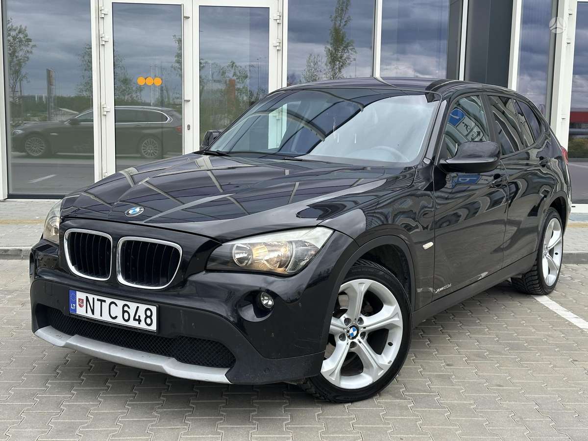 BMW X1 2010 — салон