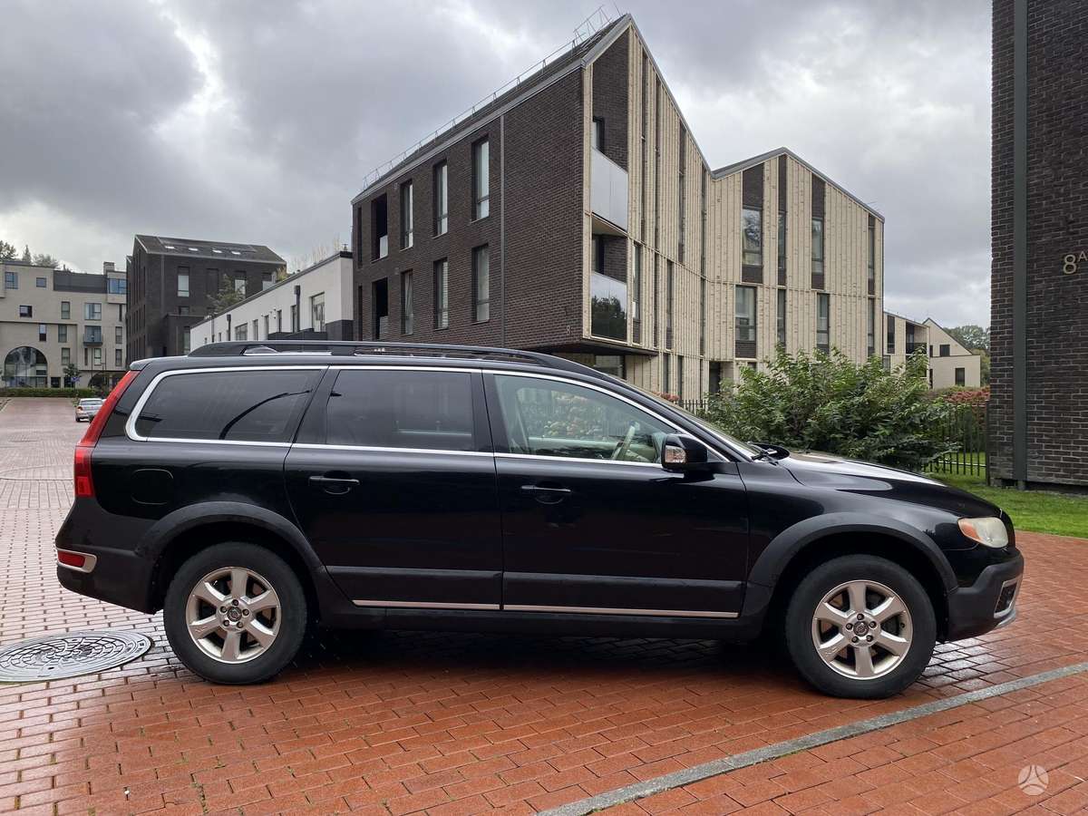 Volvo XC70 2010 — rear view