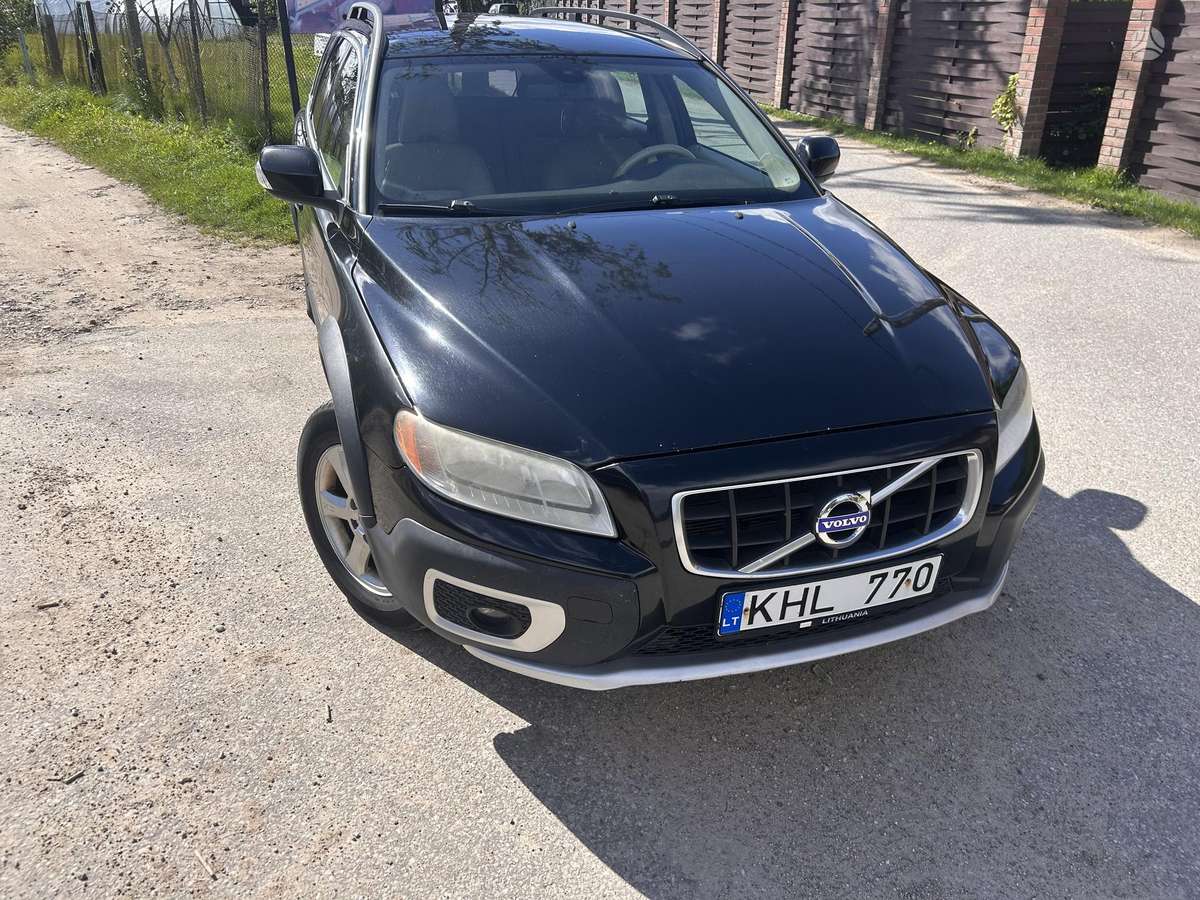 Volvo XC70 2010 — rear view