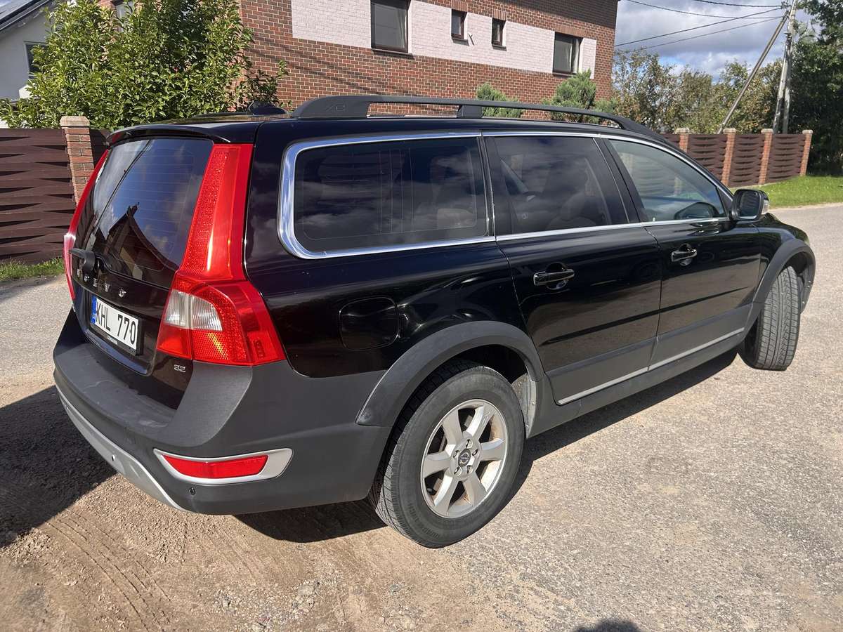 Volvo XC70 2010 — interior