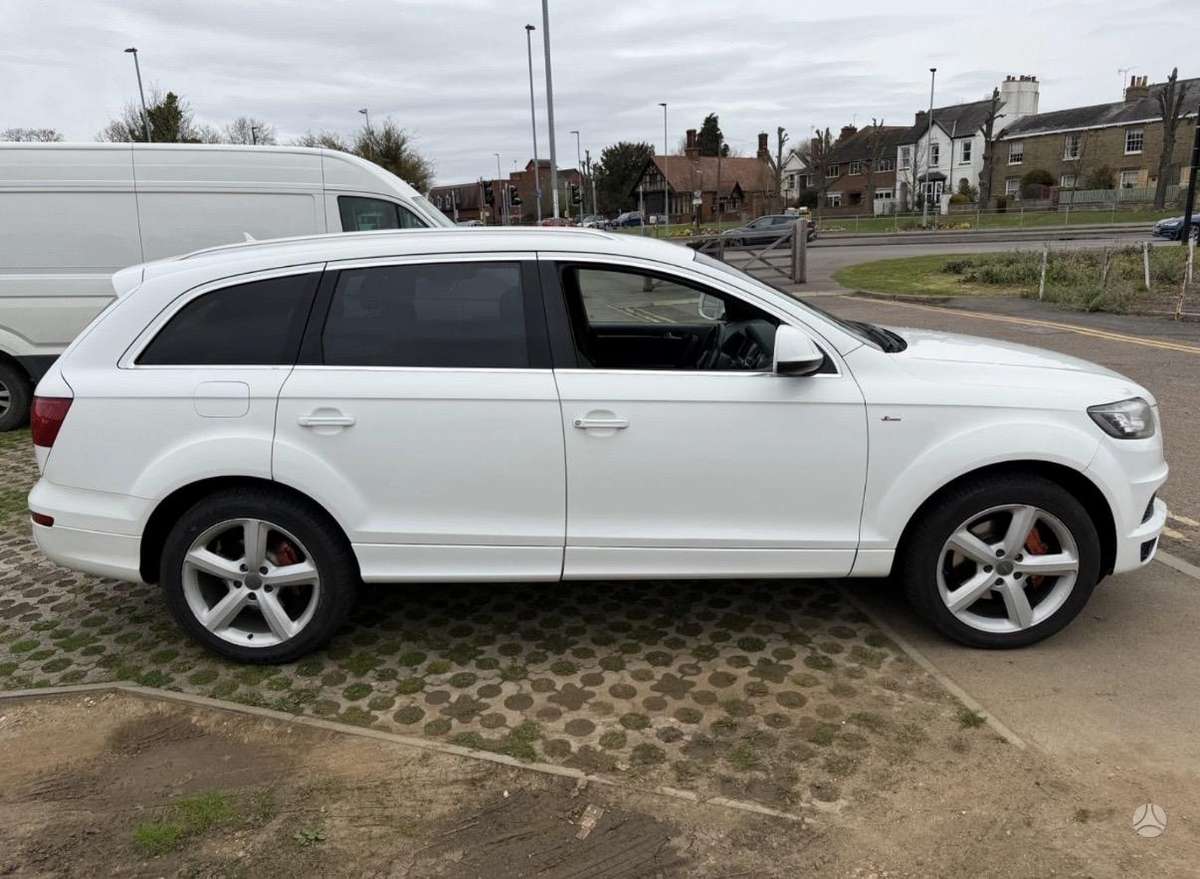 Audi Q7 2012 — rear view