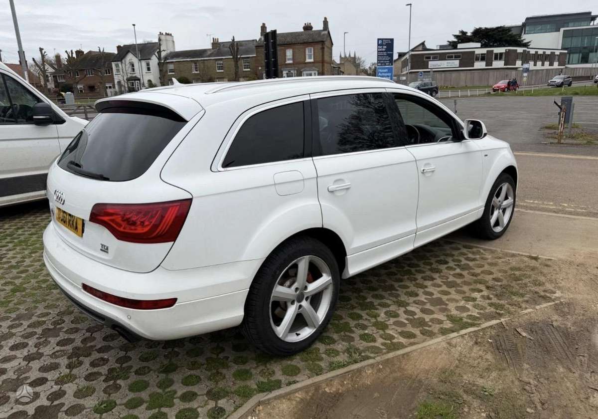 Audi Q7 2012 — interior