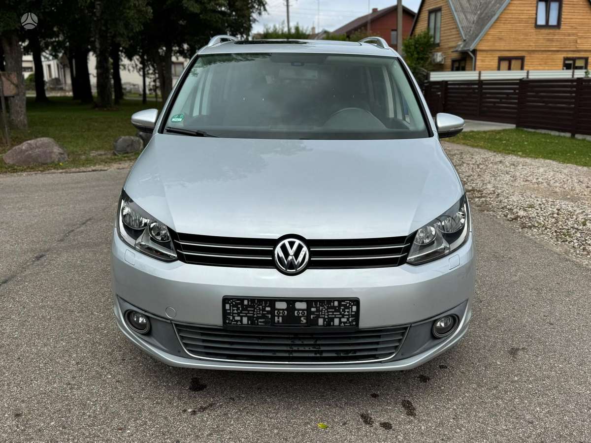 Volkswagen Touran 2011 — вигляд ззаду