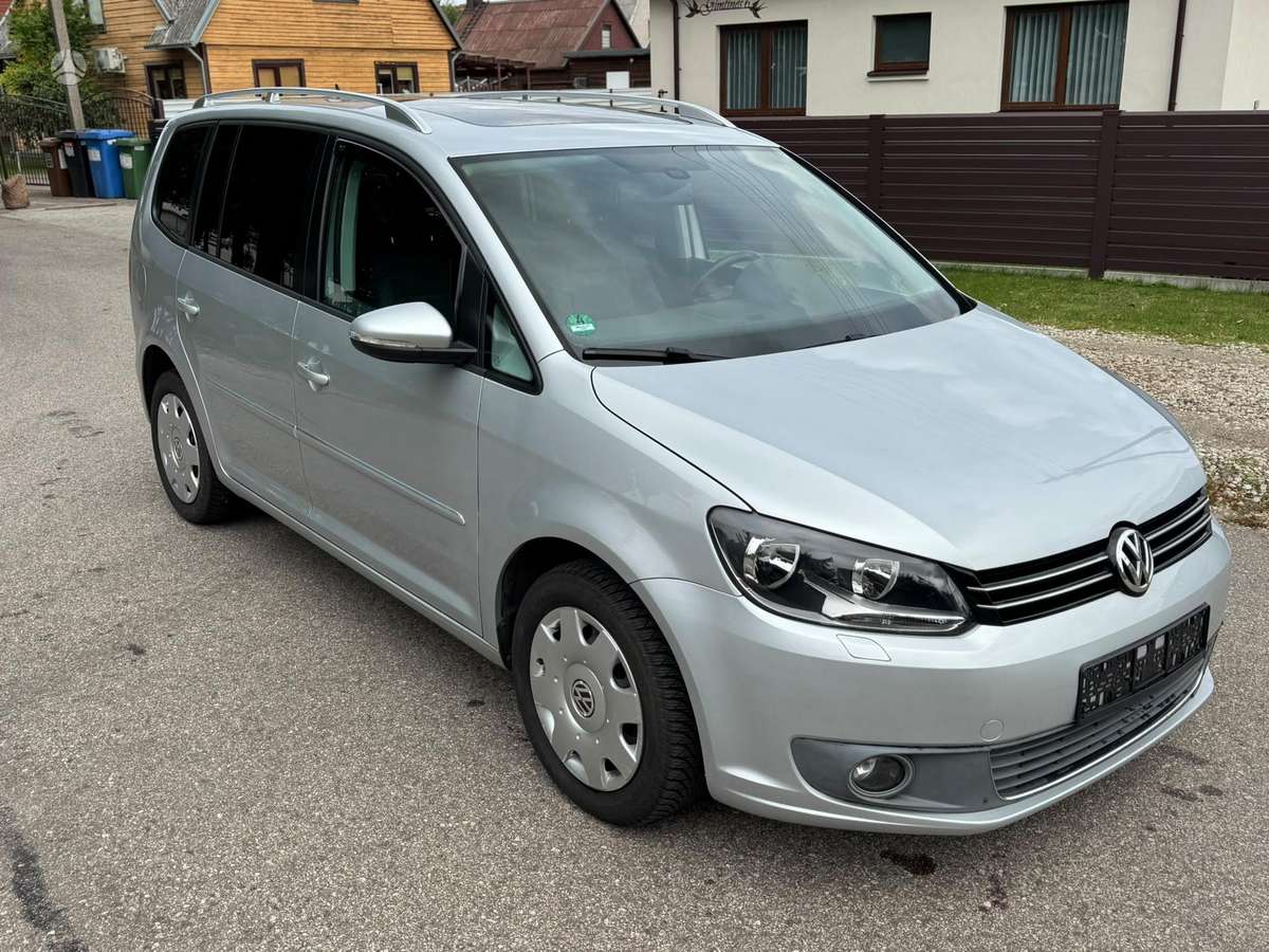 Volkswagen Touran 2011 — салон