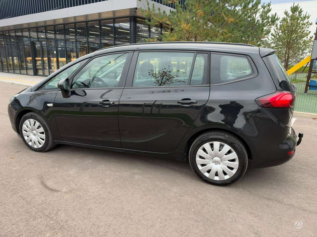 Opel Zafira 2014 — вигляд ззаду