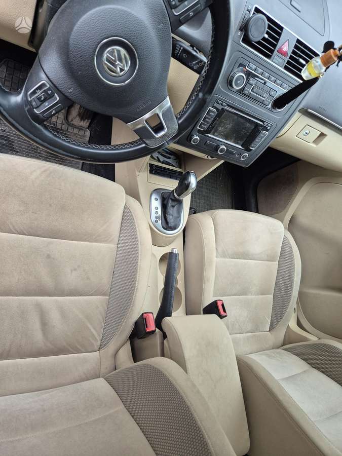 Volkswagen Touran 2010 — photo 12