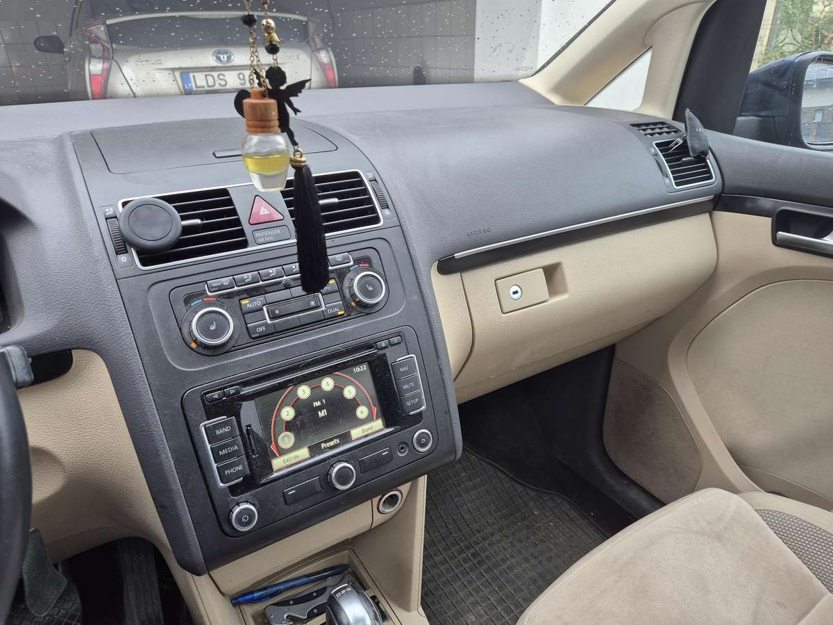 Volkswagen Touran 2010 — photo 15