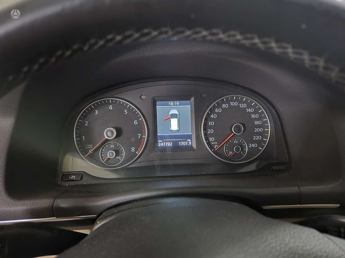 Volkswagen Touran 2010 — photo 17