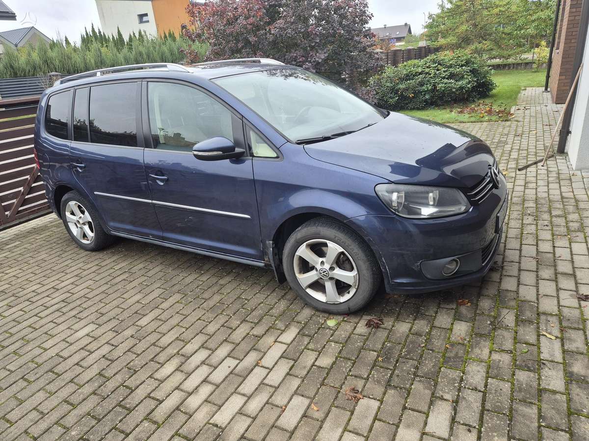 Volkswagen Touran 2010 — interior