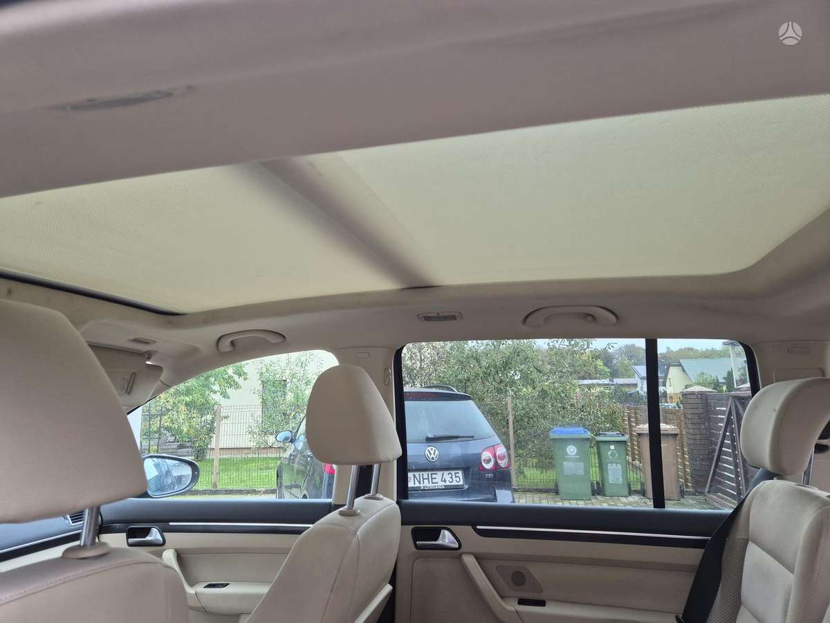 Volkswagen Touran 2010 — photo 8