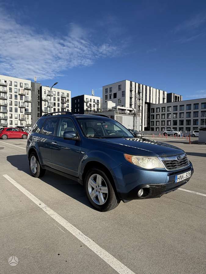 Subaru Forester 2010 — rear view