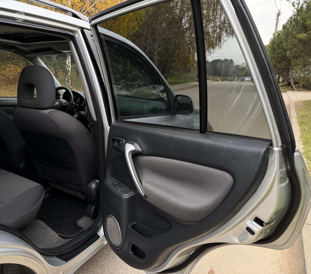 Toyota RAV4 2006 — photo 18