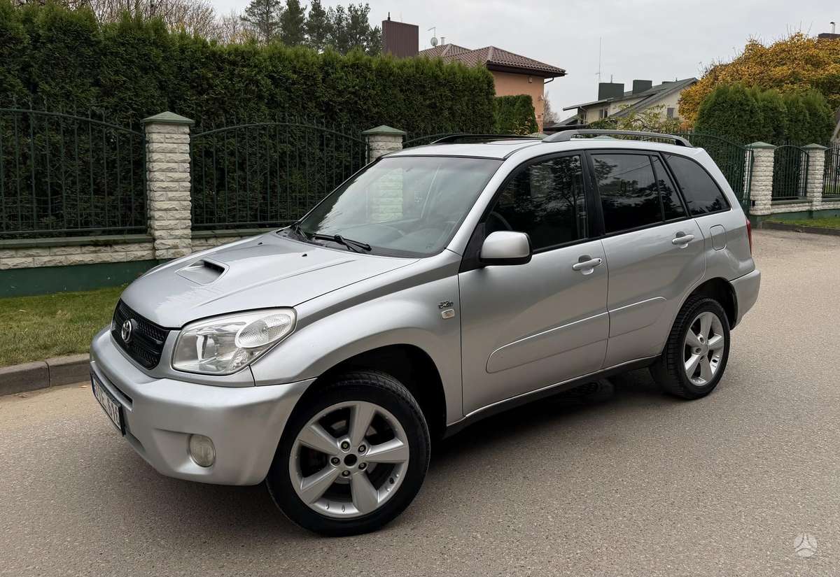 Toyota RAV4 2006 — rear view