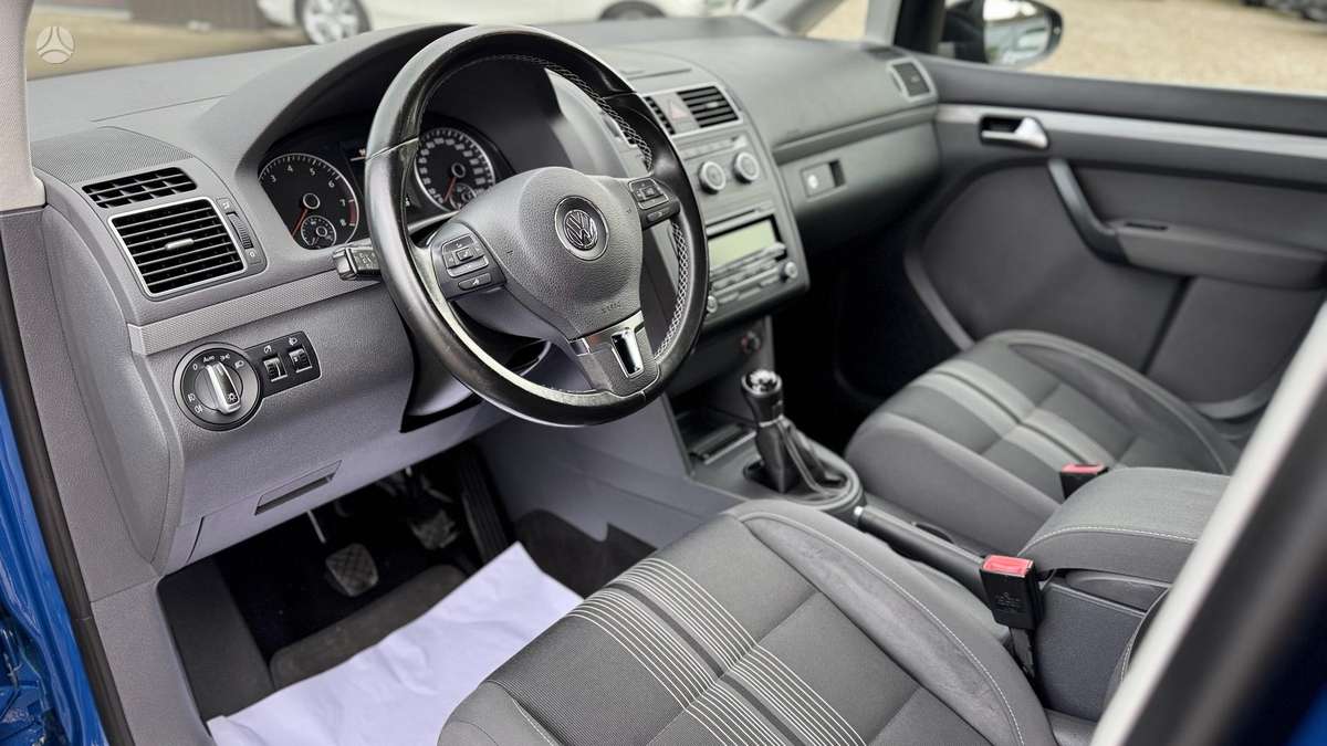 Volkswagen Touran 2012 — photo 11