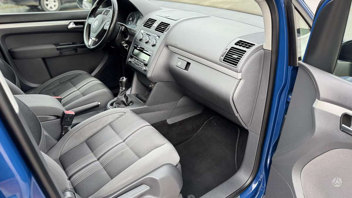 Volkswagen Touran 2012 — photo 14