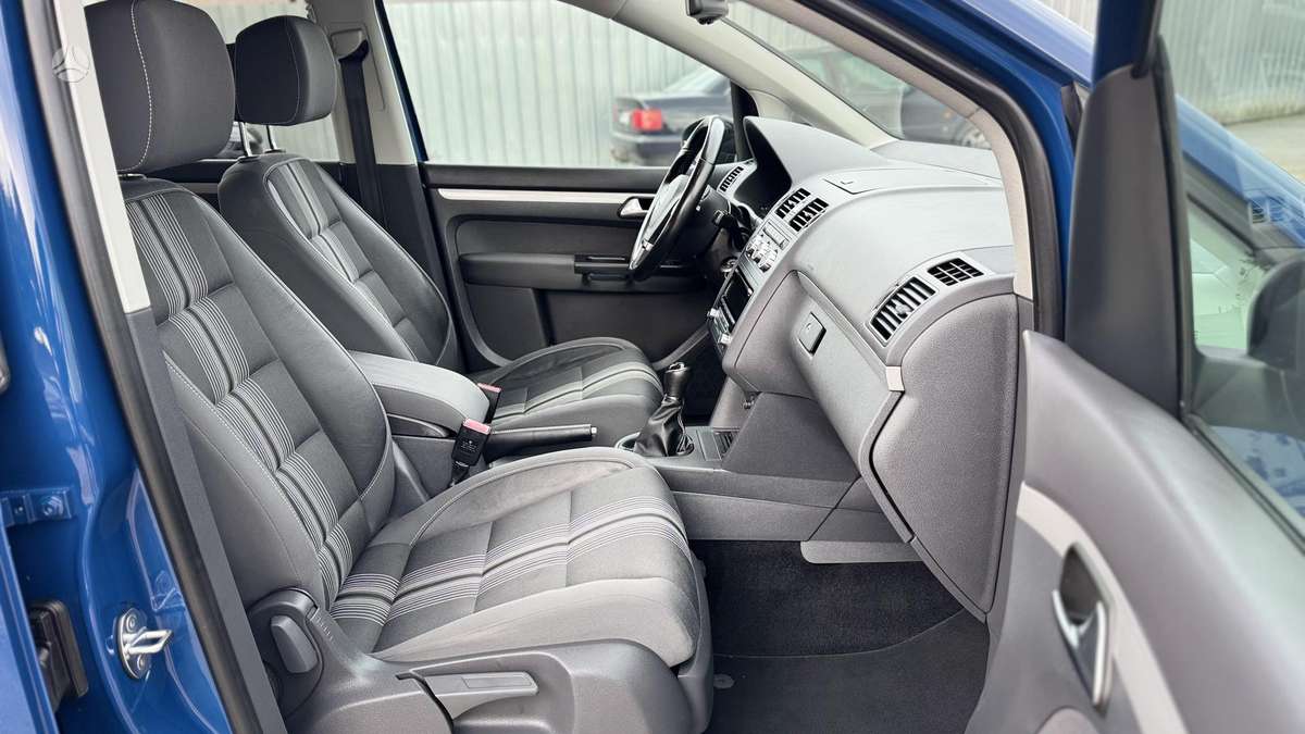 Volkswagen Touran 2012 — photo 16