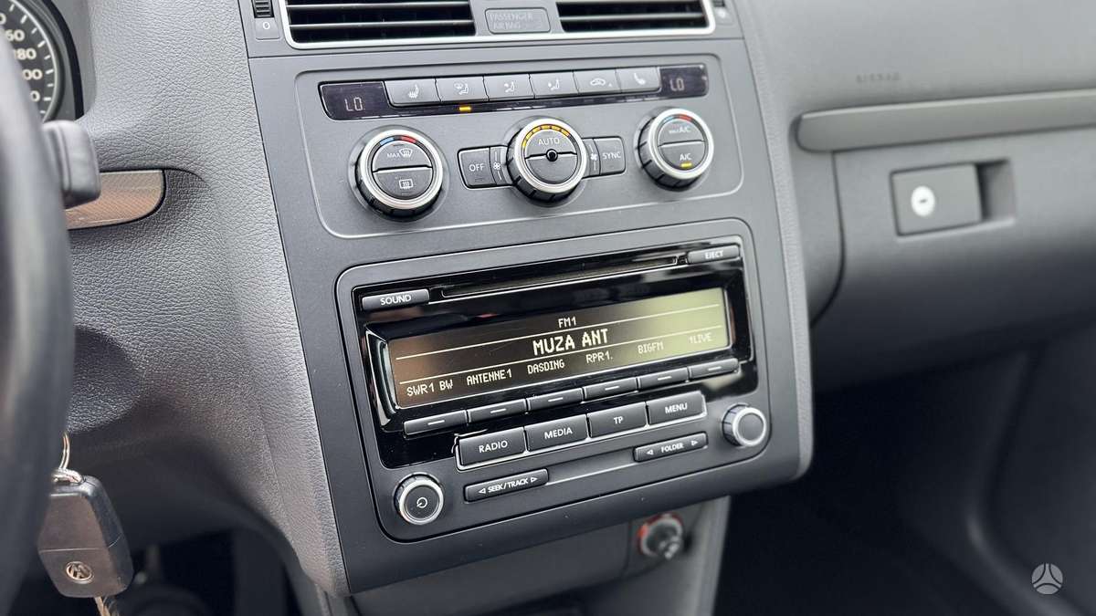 Volkswagen Touran 2012 — photo 21