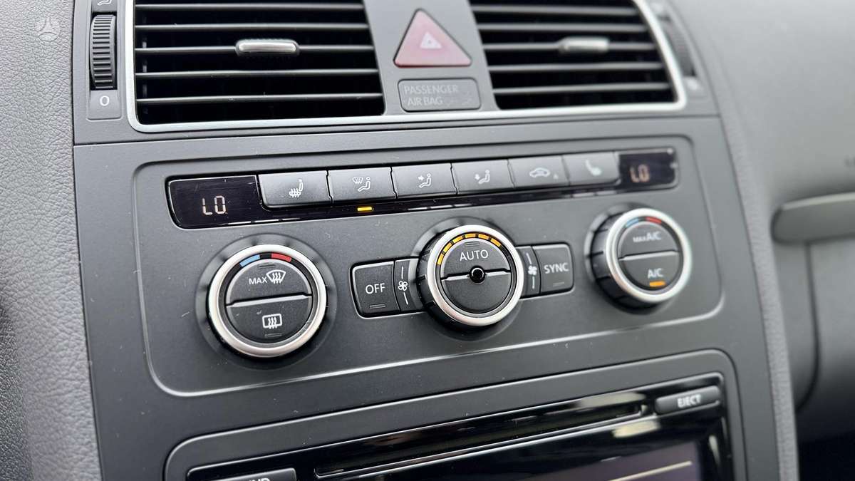 Volkswagen Touran 2012 — photo 22