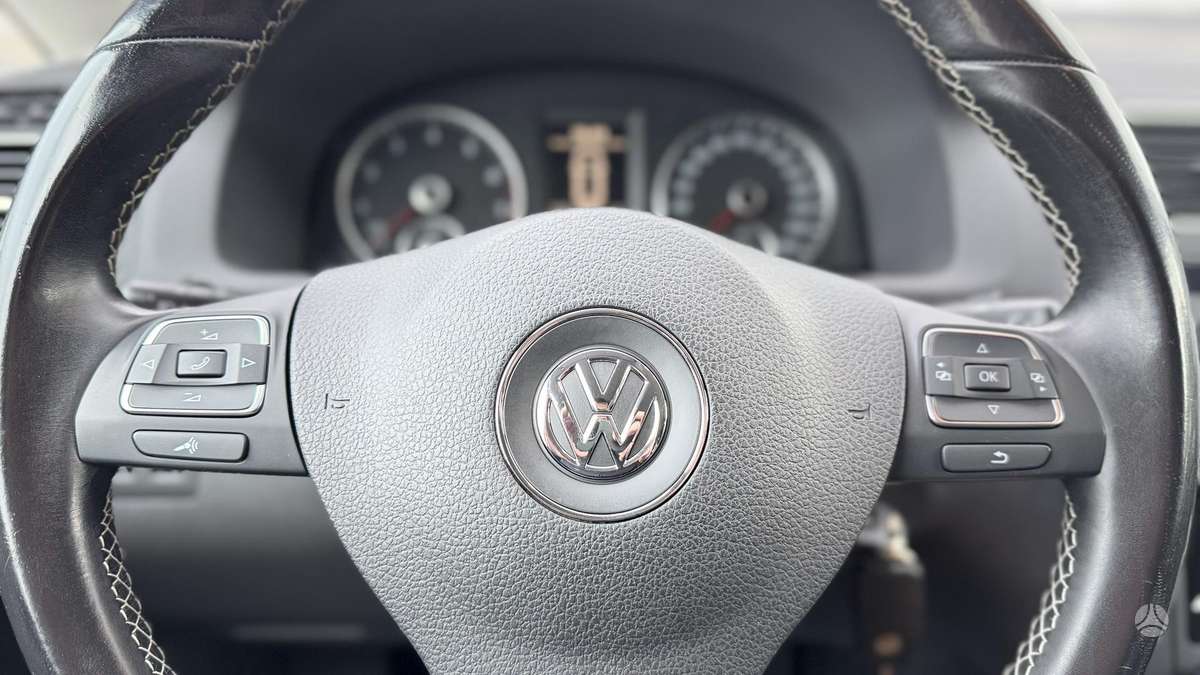 Volkswagen Touran 2012 — photo 24