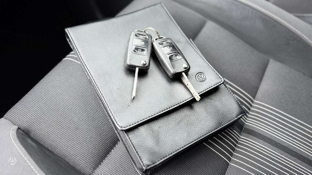 Volkswagen Touran 2012 — photo 28