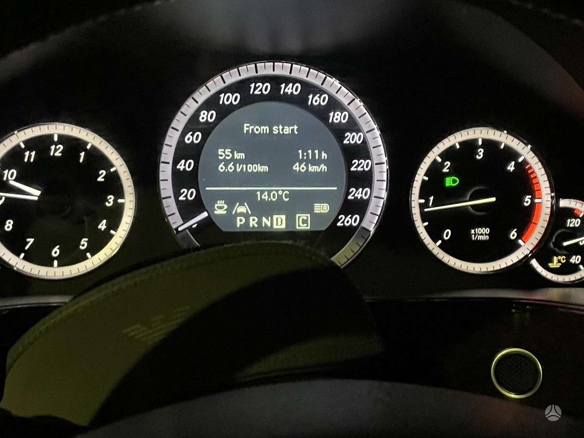 Mercedes-Benz E200 2010 — вигляд ззаду