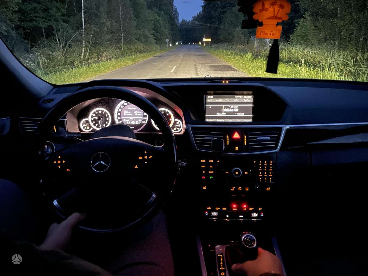 Mercedes-Benz E200 2010 — салон