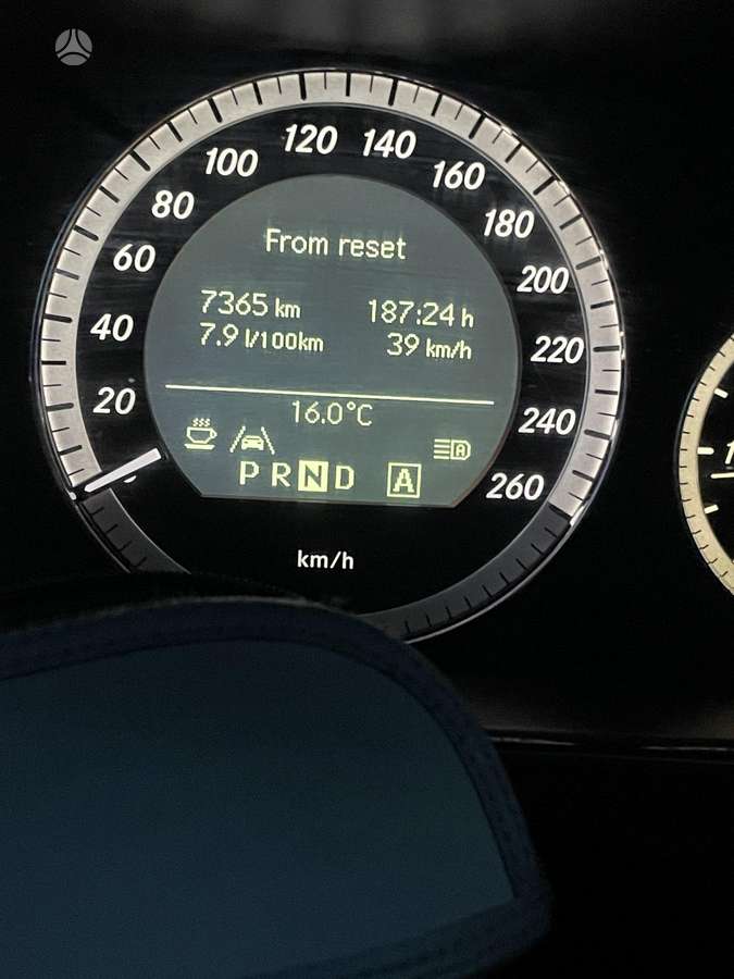 Mercedes-Benz E200 2010 — двигун 2143 cm³, 136 HP (100kW)