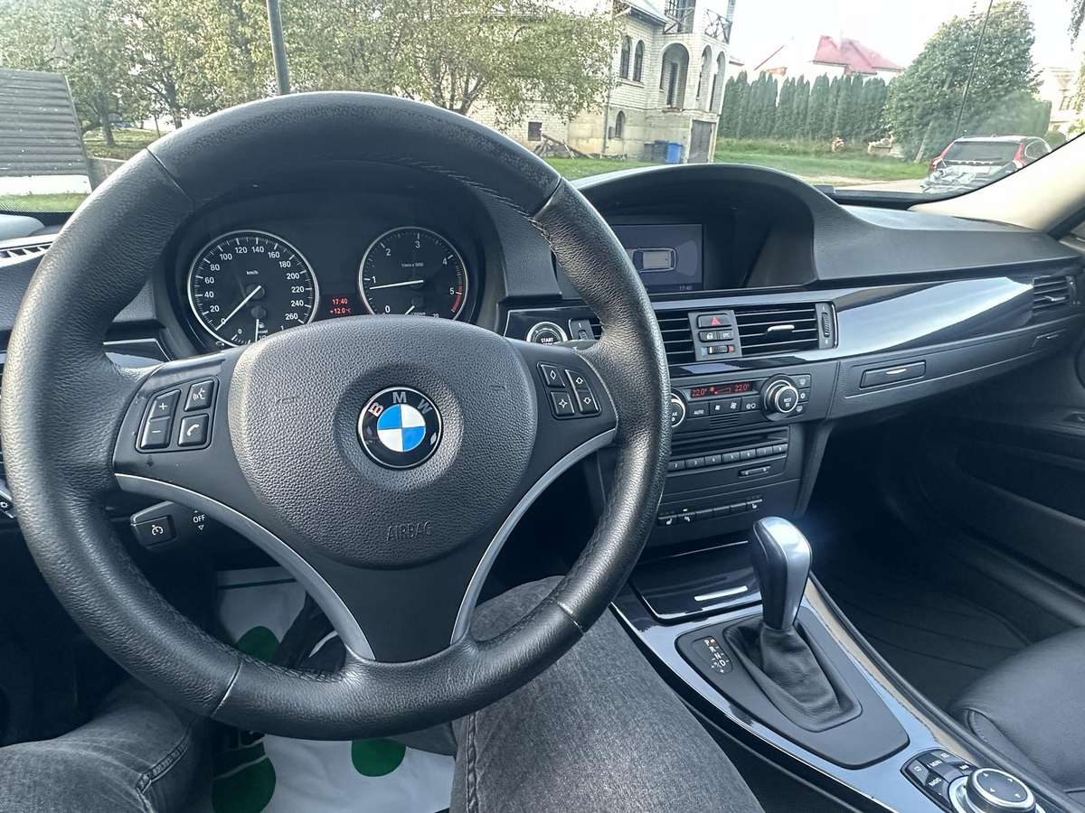BMW 320 2009 — photo 12